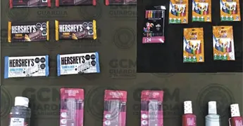 Farderos pretend&iacute;an robarse chocolates, papeler&iacute;a y maquillaje