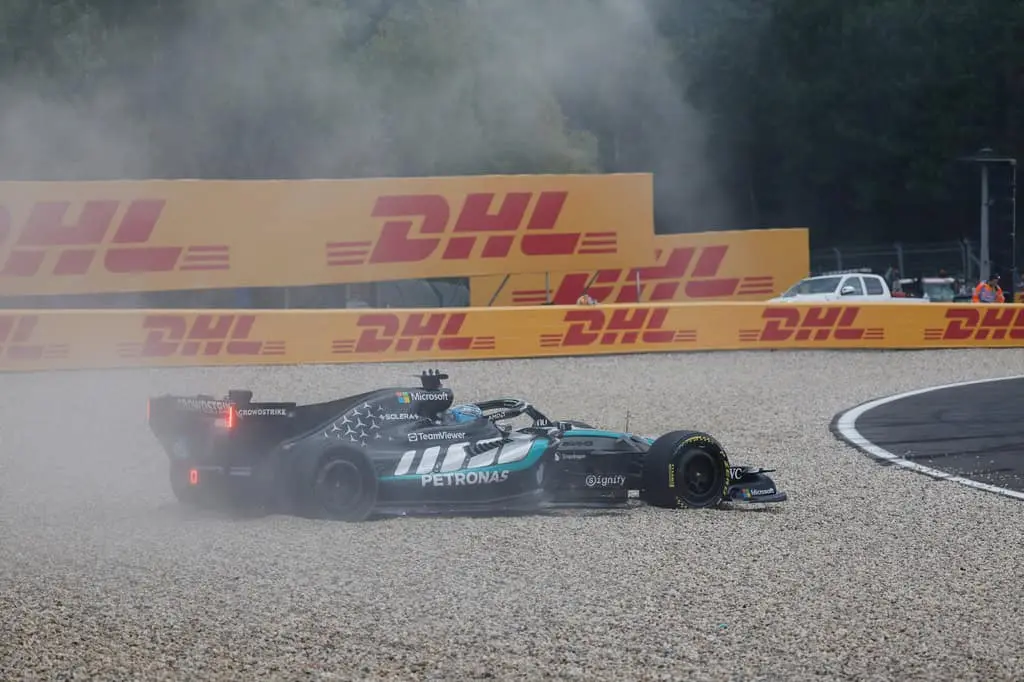 George Russell se retira en Bélgica tras choque con Hamilton