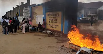 Huelga y violencia complican combate al brote de &eacute;bola en Congo