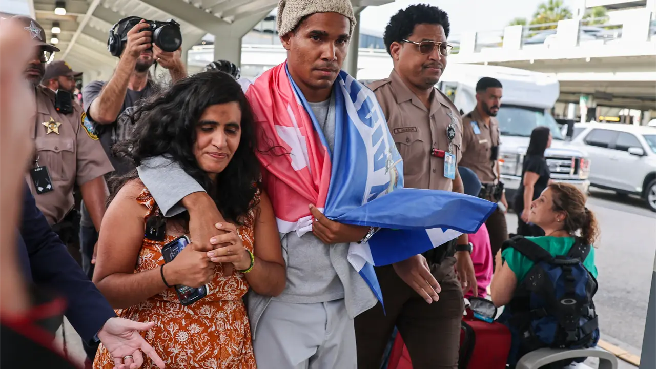 Luis Manuel Otero Alcántara llega a Miami tras liberación en Cuba