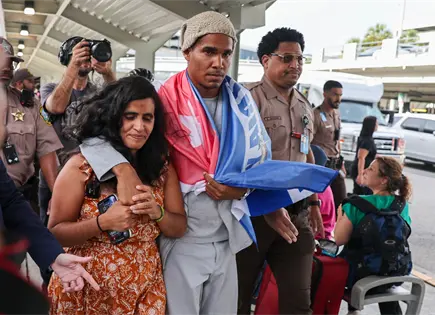 Luis Manuel Otero Alcántara llega a Miami tras liberación en Cuba Luis Manuel Otero Alcántara llega a Miami tras liberación en Cuba