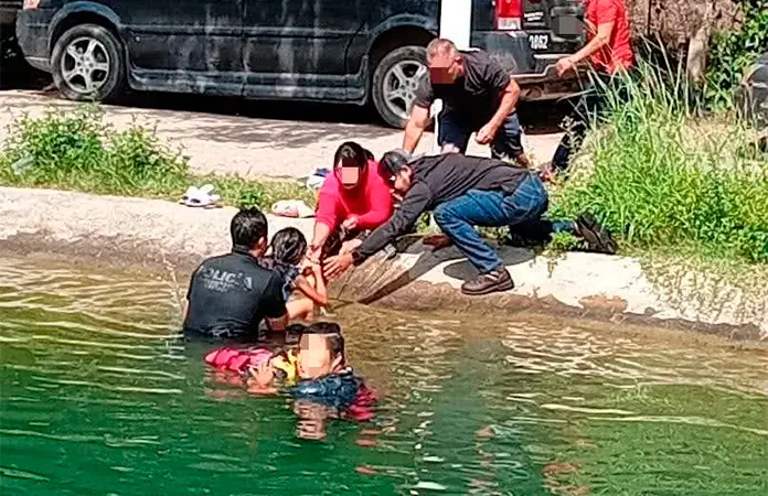 Policías rescatan a menores, a punto de ahogarse