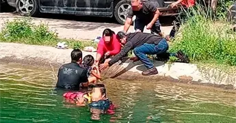 Polic&iacute;as rescatan a menores, a punto de ahogarse