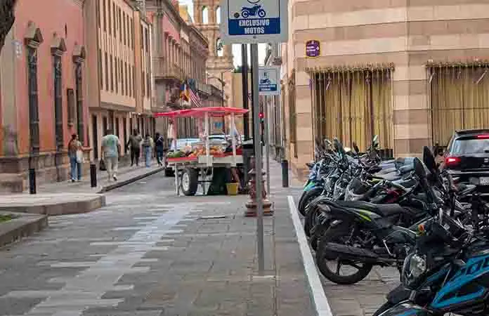 Aparcamiento para motocicletas es una estrategia de Zona 30