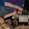 Auto se estrella contra negocio y derriba un muro Auto se estrella contra negocio y derriba un muro