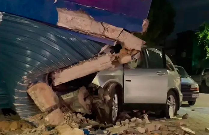 Auto se estrella contra negocio y derriba un muro