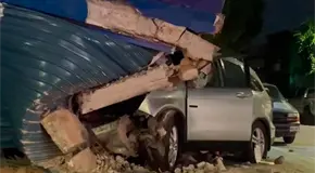 Auto se estrella contra negocio y derriba un muro