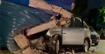 Auto se estrella contra negocio y derriba un muro