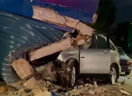 Auto se estrella contra negocio y derriba un muro Auto se estrella contra negocio y derriba un muro