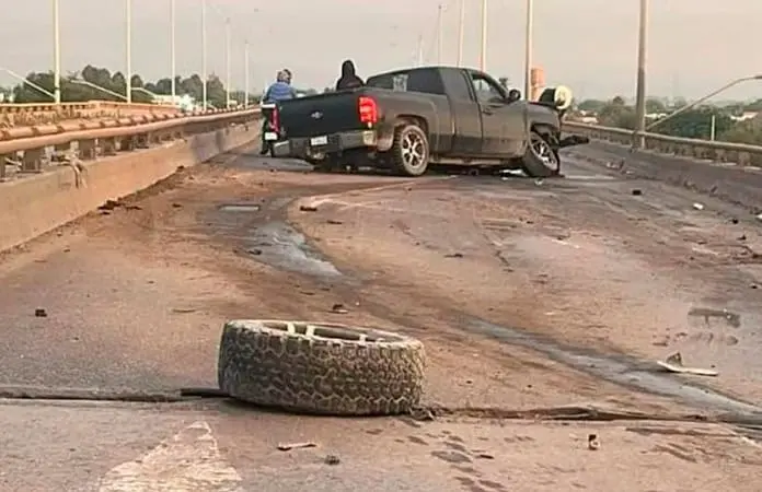 Camioneta se impacta en el Periférico
