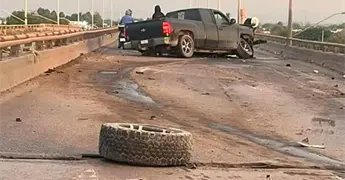 Camioneta se impacta en el Perif&eacute;rico