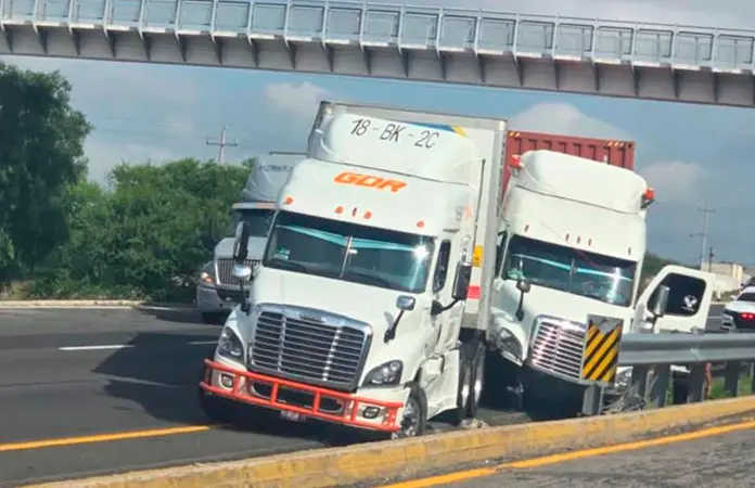 Chocan par de tráilers y congestionan la ´57