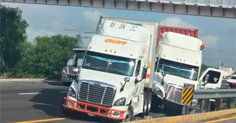 Chocan par de tr&aacute;ilers y congestionan la &acute;57