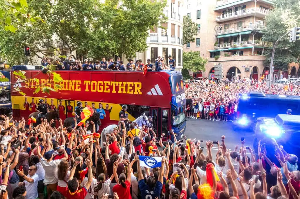 España regresó a Madrid tras ganar Mundial y fue recibida por millones