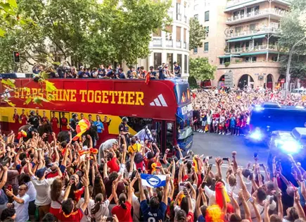 España regresó a Madrid tras ganar Mundial y fue recibida por millones España regresó a Madrid tras ganar Mundial y fue recibida por millones