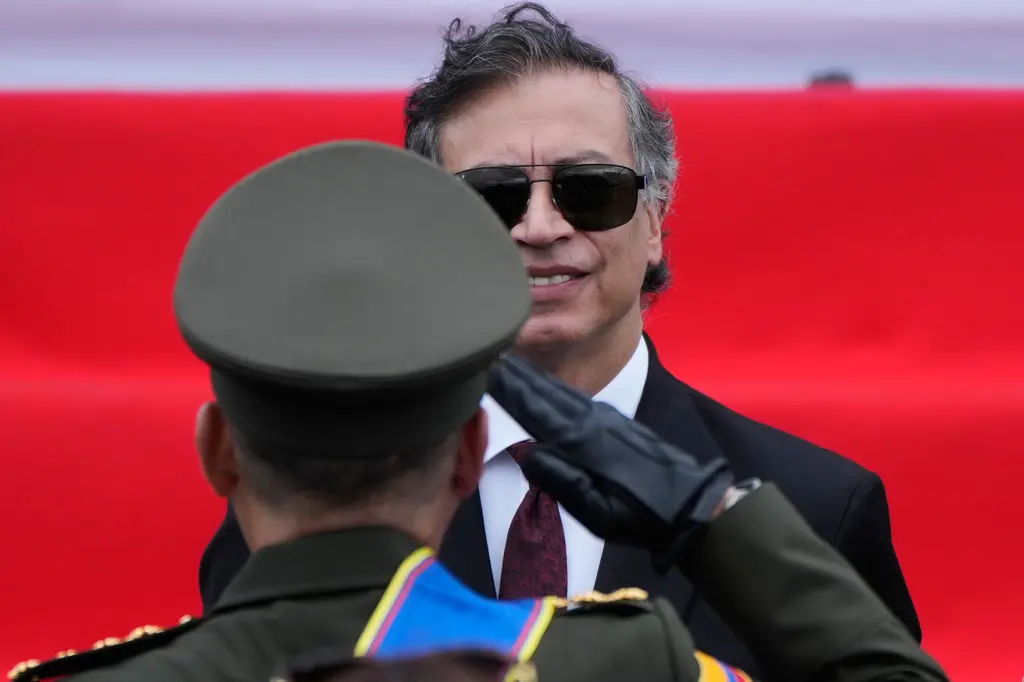 Gustavo Petro despide su mandato en Bogotá ante miles de seguidores