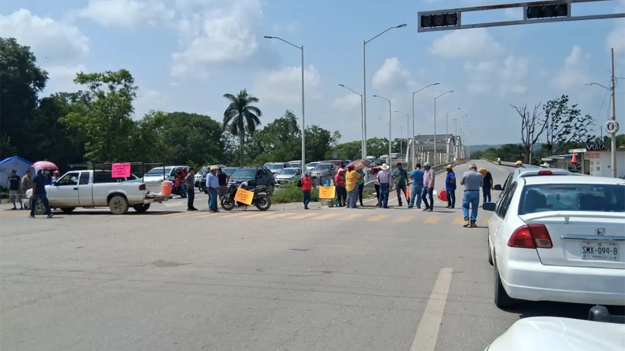 Habitantes de El Pujal bloquean carretera México-Laredo