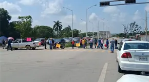 Habitantes de El Pujal bloquean carretera México-Laredo Habitantes de El Pujal bloquean carretera México-Laredo
