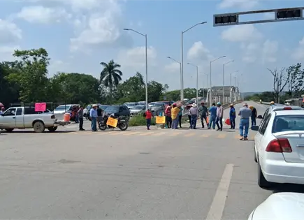 Habitantes de El Pujal bloquean carretera México-Laredo Habitantes de El Pujal bloquean carretera México-Laredo