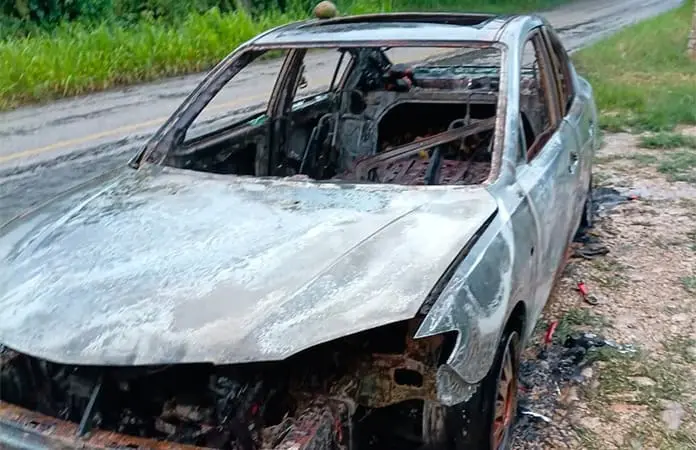 Incendio consume vehículo de turistas en Tamasopo