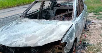 Incendio consume veh&iacute;culo de turistas en Tamasopo