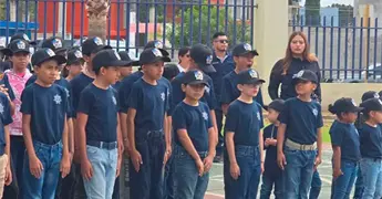 Invita la polic&iacute;a al campamento Poli kids