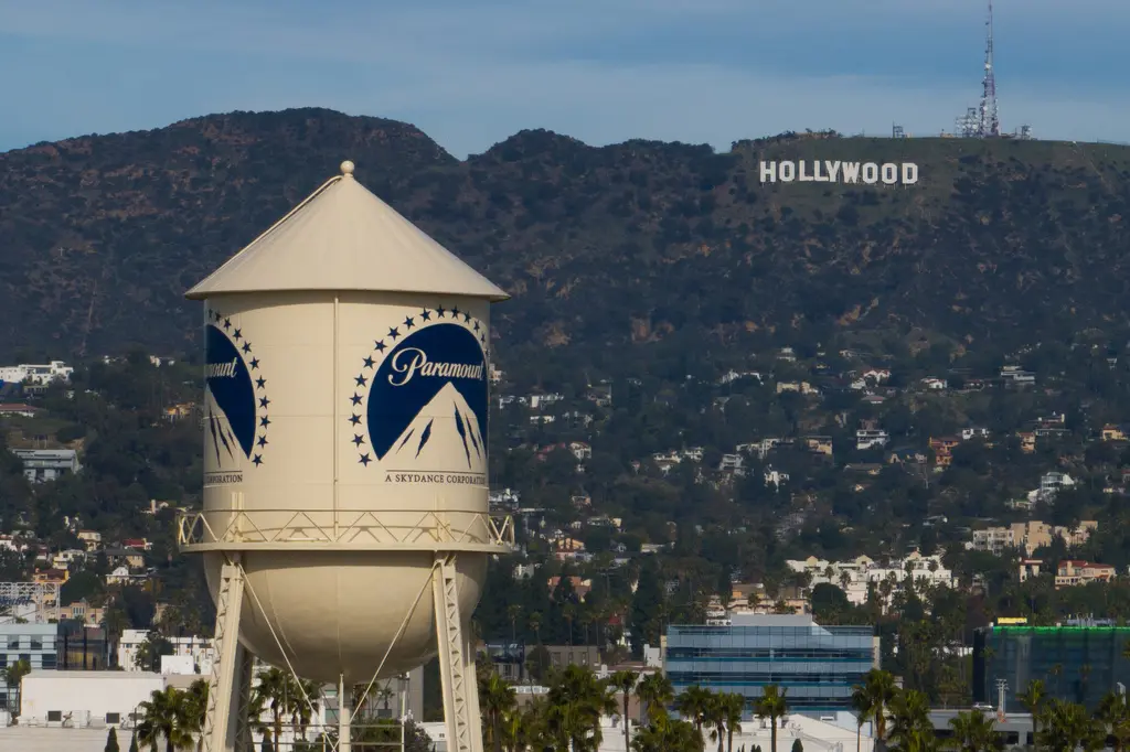 Juez ordena a Paramount y Warner frenar la fusión al menos 2 semanas