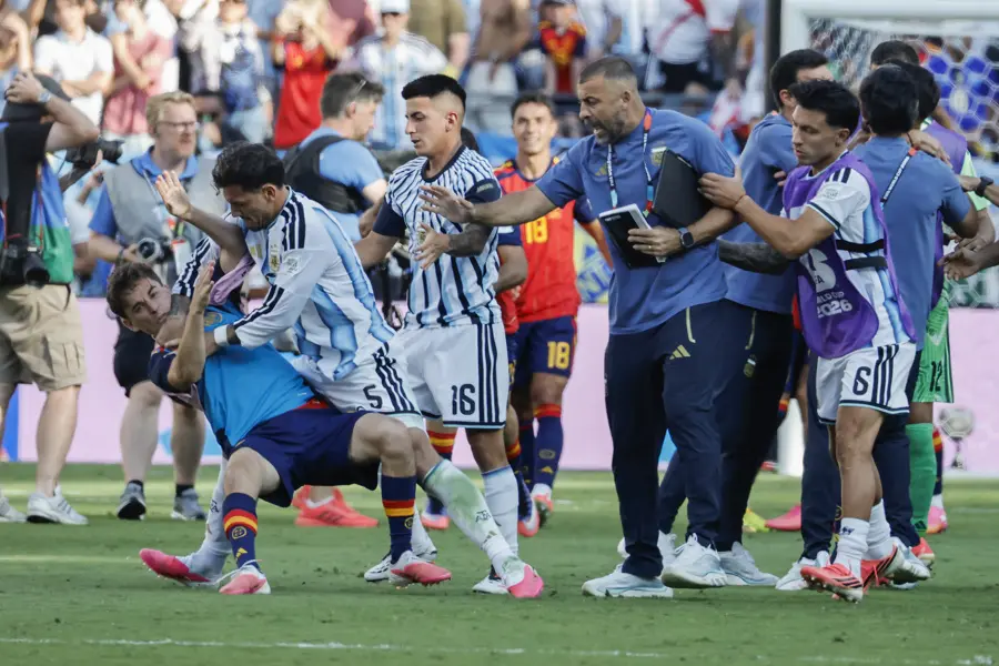 Leandro Paredes agrede a jugadores España tras final en Nueva York