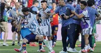 Leandro Paredes agrede a jugadores Espa&ntilde;a tras final en Nueva York