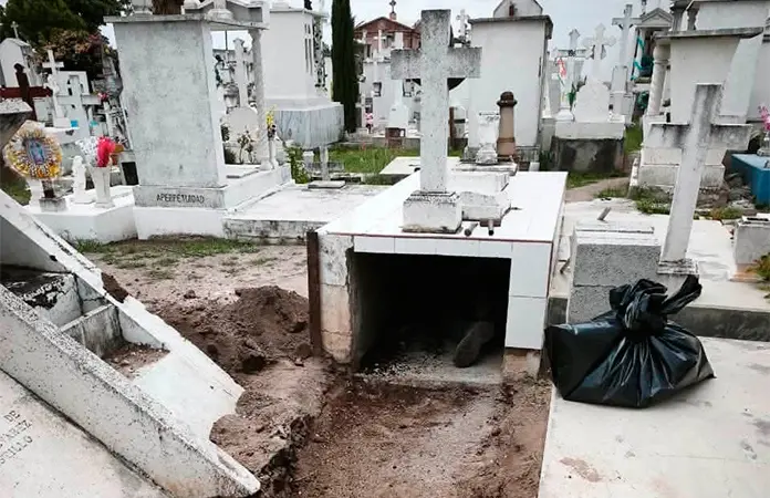 Limpian y retiran maleza de panteón