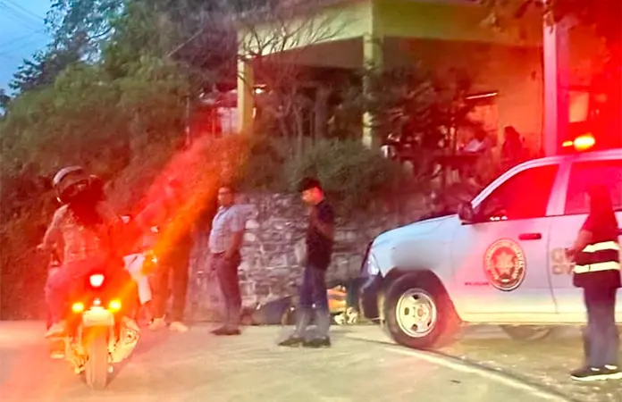 Muere motociclista al estamparse contra una pared