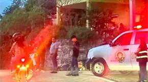 Muere motociclista al estamparse contra una pared