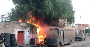 Se incendia vulcanizadora en la colonia Popular
