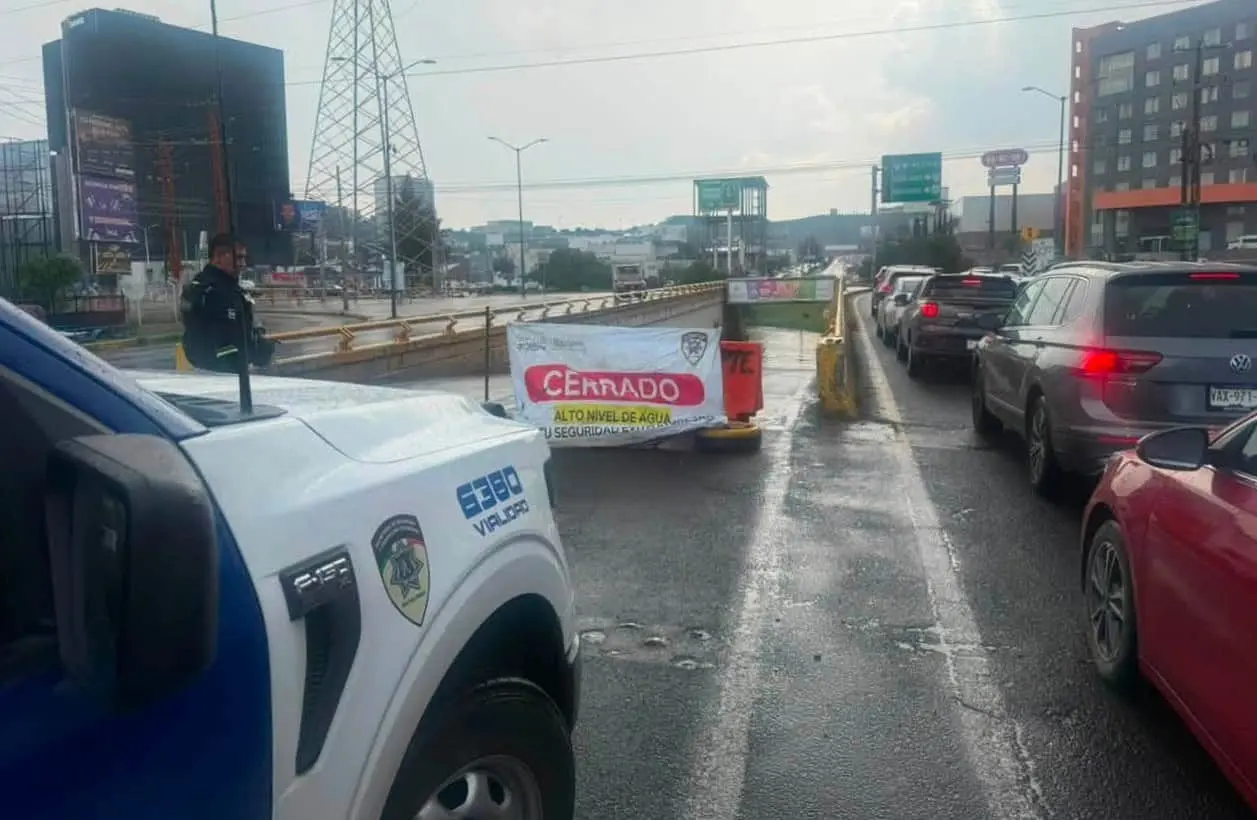 Cierran paso a desnivel en glorieta del Real Inn