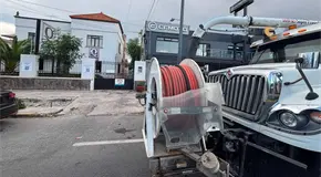 Basura tapa drenaje y provoca escurrimientos en Carranza Basura tapa drenaje y provoca escurrimientos en Carranza