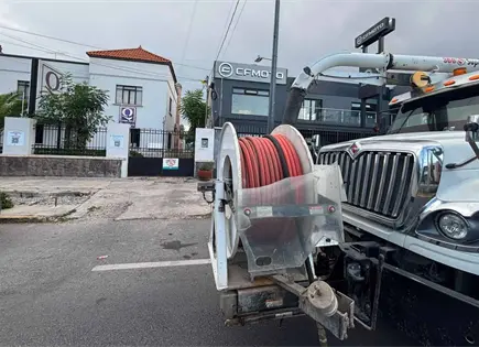 Basura tapa drenaje y provoca escurrimientos en Carranza Basura tapa drenaje y provoca escurrimientos en Carranza