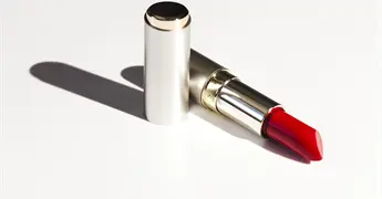 C&oacute;mo eliminar las ojeras con un labial rojo