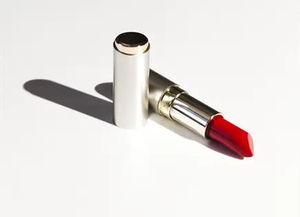 Cómo eliminar las ojeras con un labial rojo Cómo eliminar las ojeras con un labial rojo