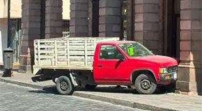 Estrellan camioneta en arcos del Edificio Ipiña