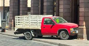 Estrellan camioneta en arcos del Edificio Ipi&ntilde;a
