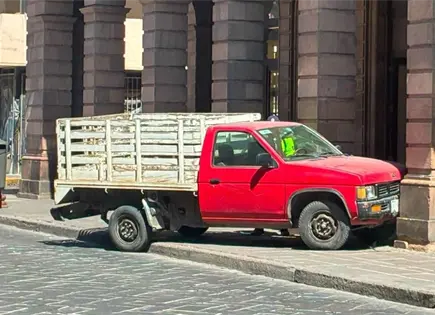 Estrellan camioneta en arcos del Edificio Ipiña Estrellan camioneta en arcos del Edificio Ipiña