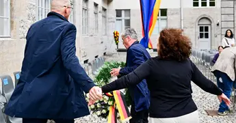 Forcejeo en Berl&iacute;n por corona de AfD en homenaje a conspiradores