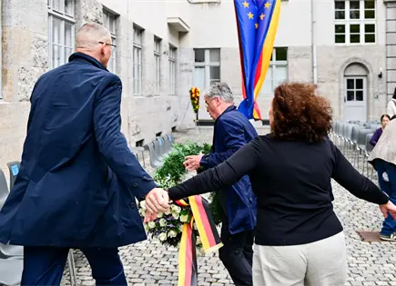 Forcejeo en Berlín por corona de AfD en homenaje a conspiradores Forcejeo en Berlín por corona de AfD en homenaje a conspiradores