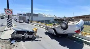 Fotos | Aparatoso choque y volcadura en puente de Circuito Potosí