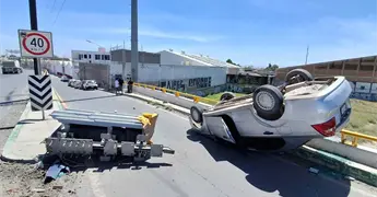 Fotos | Aparatoso choque y volcadura en puente de Circuito Potos&iacute;