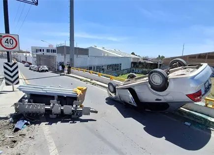 Fotos | Aparatoso choque y volcadura en puente de Circuito Potos&iacute;
