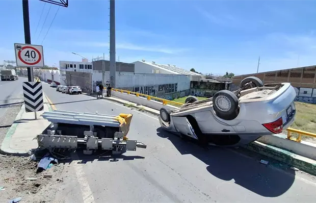 Fotos | Aparatoso choque y volcadura en puente de Circuito Potosí Fotos | Aparatoso choque y volcadura en puente de Circuito Potosí