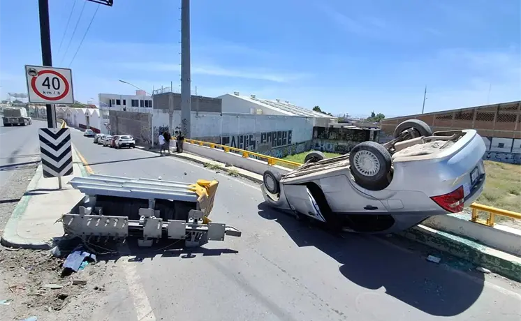 Fotos | Aparatoso choque y volcadura en puente de Circuito Potosí Fotos | Aparatoso choque y volcadura en puente de Circuito Potosí
