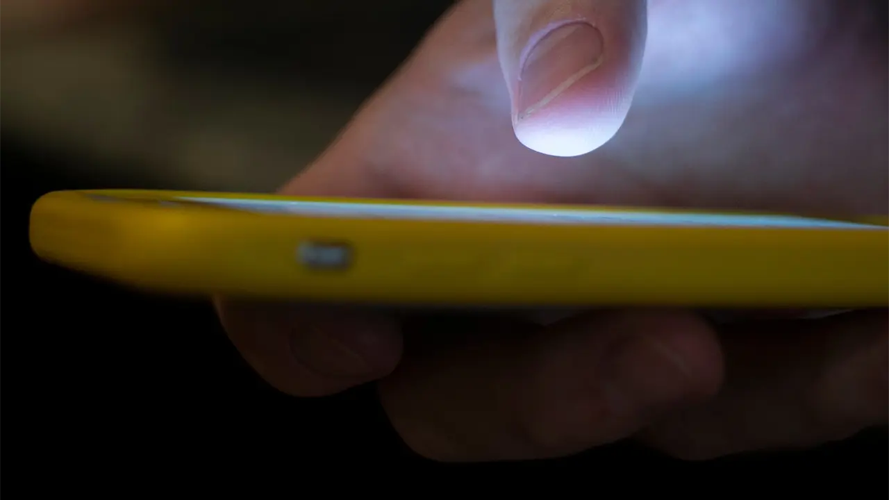 Francia acuerda prohibir redes sociales a menores de 15 años