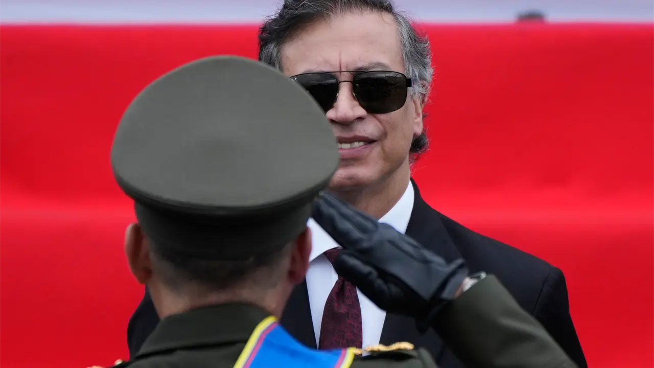 Gustavo Petro da discurso de despedida ante miles en Bogotá